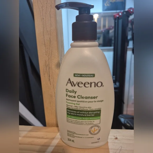 Aveeno Foaming Gel Daily Face Cleanser. Normal-oily/sensitive Skin. 354ml - Picture 2 of 7